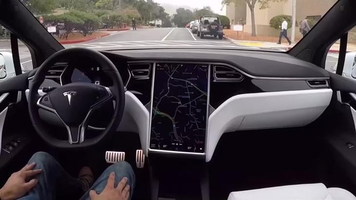 Tesla akan terus mengembangkan fitur swakemudi