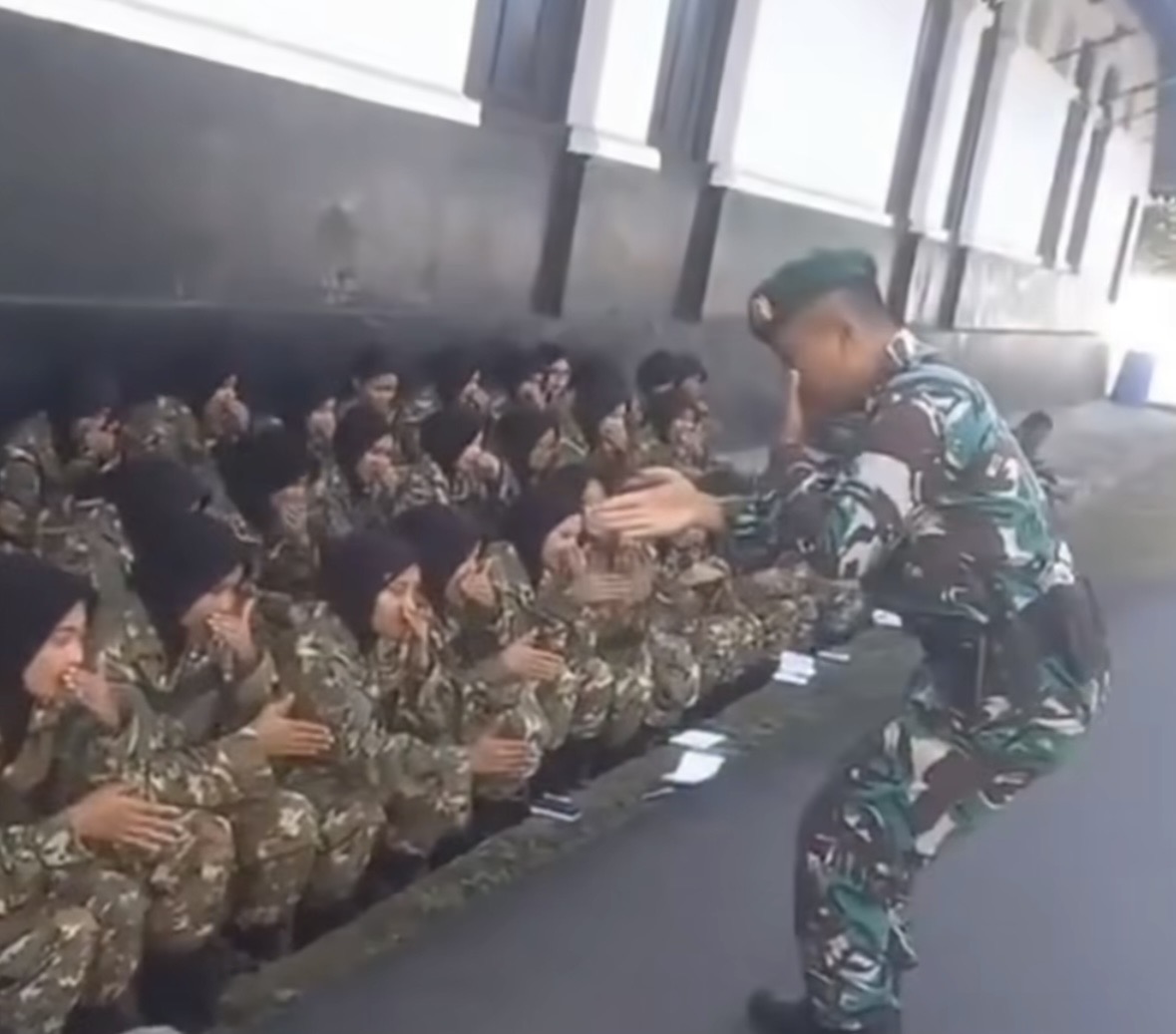 Kemenhan Bantah Video Calon Manajer Kopdes dan Kampung Nelayan Latihan Angkat Senjata sambil Merayap, Sebut sebagai Hoaks