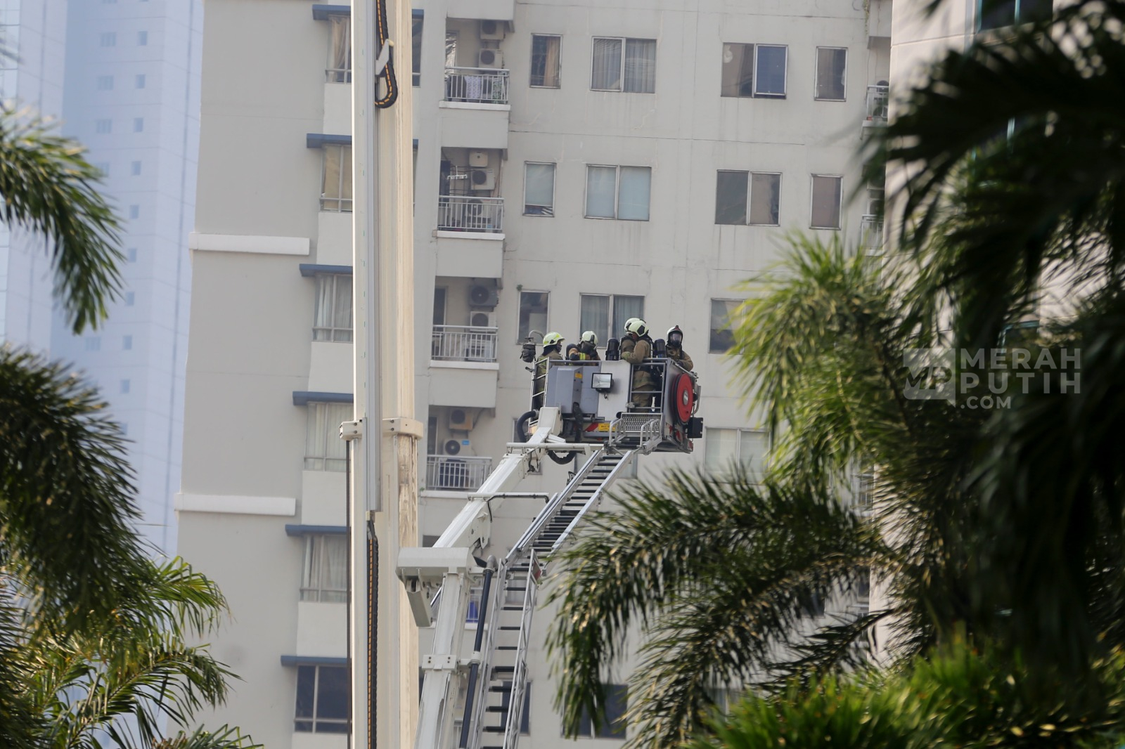 Kebakaran Apartemen di Tanah Abang, Damkar Kerahkan Bronto Skylift