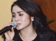 Menangis Sedih, Momo Geisha Ucapkan Kata-kata Ini di Hadapan Jenazah Sang Ayah