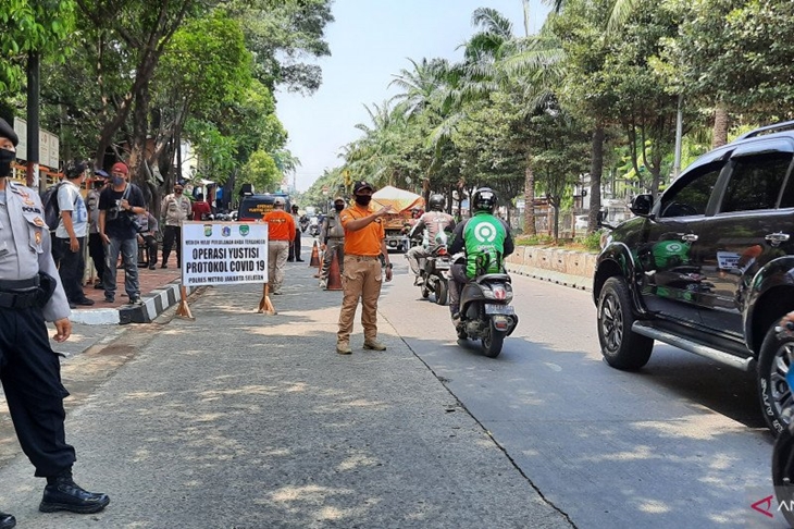 Petugas gabungan TNI, Polri, Satpol PP Kota Jakarta Selatan melaksanakan operasi yustisi disiplin protokol kesehatan di wilayah Pasar Minggu, Jakarta Selatan, Kamis (17/9/2020) (ANTARA/Laily Rahmawaty)