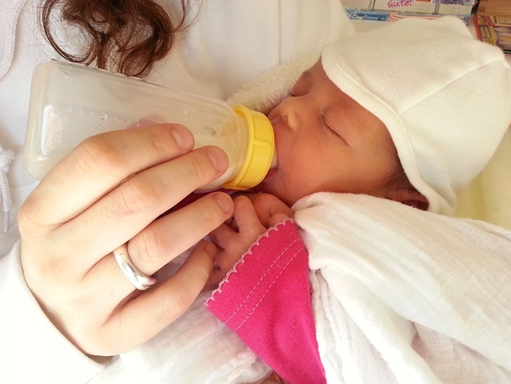Bayi sedang disusui dalam botol. (Foto: Pixabay/Beeki)