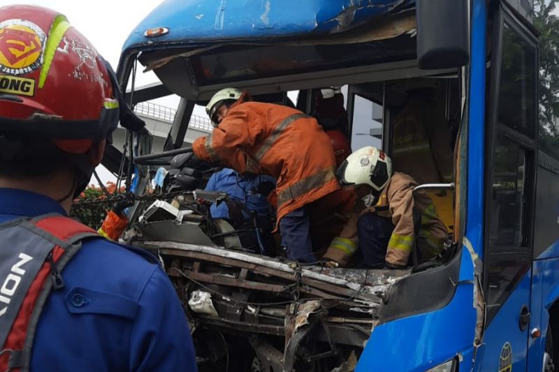 Petugas Sudin Gulkarmat Jakarta Timur membantu evakuasi korban kecelakaan TransJakarta di Cawang, Jakarta, Senin (25/10/2021). ANTARA/HO-Gulkarmat Jaktim