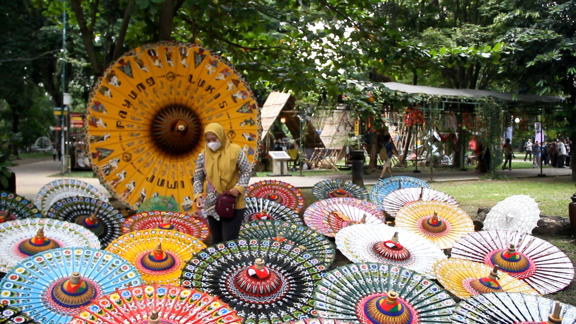 Pemkot Solo menggelar event Festival Payung Indonesia di Taman Balekambang, Solo, Jumat (3/12). (MP/Ismail)