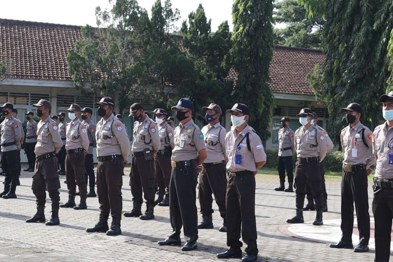 Polri Kenalkan Seragam Warna Krem Satpam
