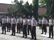 Polri Kenalkan Seragam Warna Krem Satpam