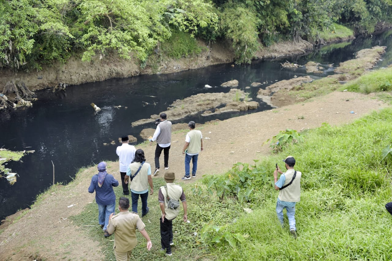 Wakil Gubernur Uu Ruzhanul Ulum saat menghentikan sementara operasional pabrik tepung tapioka dan pemanis di Desa Tegalwaru, Kecamatan Cilamaya Wetan, Kabupaten Karawang. Foto: Biro Adpim Jabar