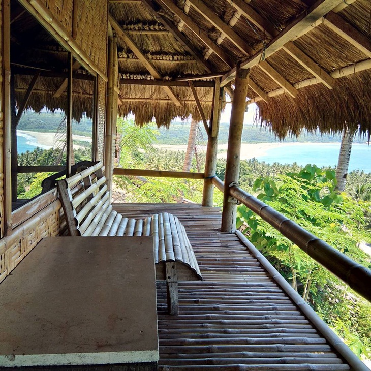 Tempat tinggal panggung dengan atap rumbia. (Foto: instagram.com/sumbasunsetsurf)
