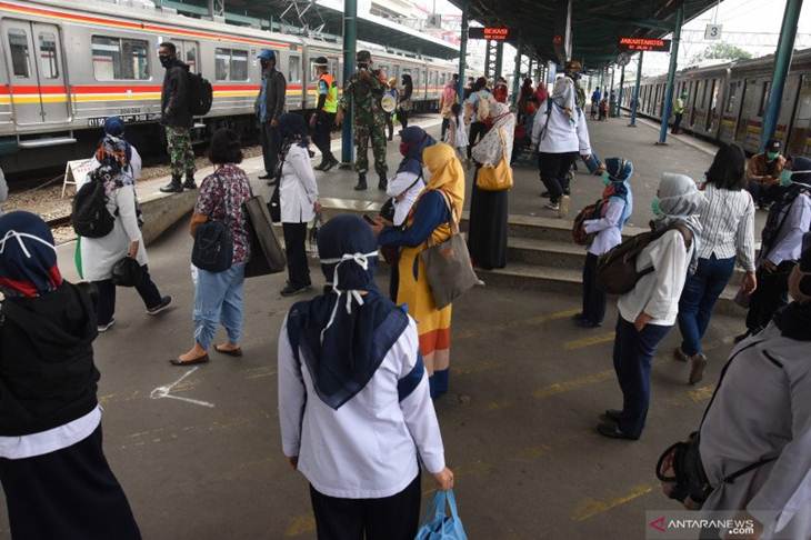 Anggota TNI memberikan imbauan pendisiplinan protokol kesehatan pencegahan COVID-19 kepada penumpang KRL di Stasiun Manggarai, Jakarta, Kamis (28/5/2020). Imbauan pendisiplinan protokol kesehatan kepada penumpang di lingkungan Stasiun KRL itu dilakukan menjelang diberlakukannya tatanan normal baru. ANTARA FOTO/Indrianto Eko Suwarso/aww.