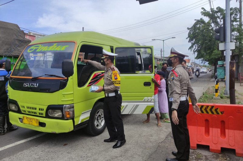 Mudik Dilarang, Kendaraan Pekerja di Surabaya Dikasih Stiker Khusus