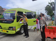 Mudik Dilarang, Kendaraan Pekerja di Surabaya Dikasih Stiker Khusus