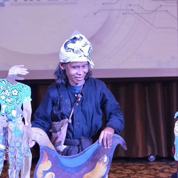 Efendi sang inovator wayang sukuraga. (Foto: instagram.com/fendisukuraga)