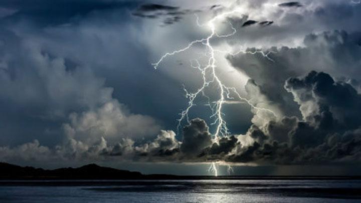 Ilustrasi hujan petir. skymetweather.com