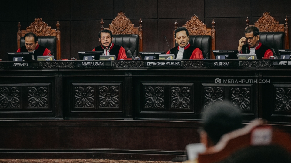 Majelis Hakim Mahkamah Konstitusi (MK) membacakan putusan sengketa hasil Pilpres 2019 di Gedung Mahkamah Konsitusi, Jakarta, Rabu (27/6/2019). Pembacaan putusan sengketa digelar usai Mahkamah Konstitusi (MK) menyelesaikan pemeriksaan perkara melalui lima kali sidang dengan agenda pembacaan dalil pemohon, pembacaan dalil termohon dan pihak terkait, pemeriksaan saksi pemohon, termohon, serta pihak terkait dan pemberi keterangan. Merahputih.com / Rizki Fitrianto