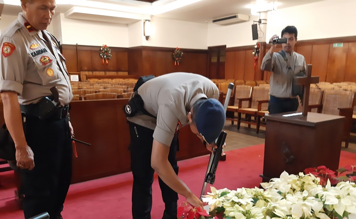 Polisi melakukan sterilisasi di GPIB Paulus Jakarta Pusat
