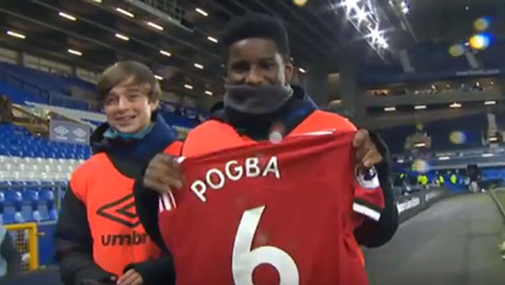 Anak Gawang Everton Ini Sumringah Dapat Hadiah Jersey dari Paul Pogba
