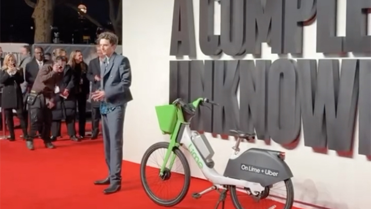  Berakhir Didenda saat Datang ke Premiere ‘A Complete Unknown’, Timothee Chalamet Bawa Aksesori Paling Trendi di London
