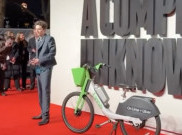  Berakhir Didenda saat Datang ke Premiere ‘A Complete Unknown’, Timothee Chalamet Bawa Aksesori Paling Trendi di London