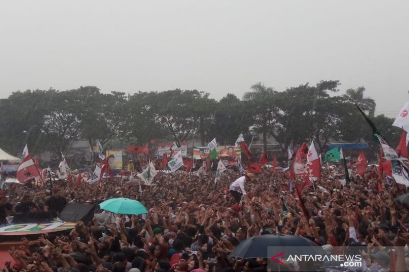 Jokowi bersama massa kampanye terbuka
