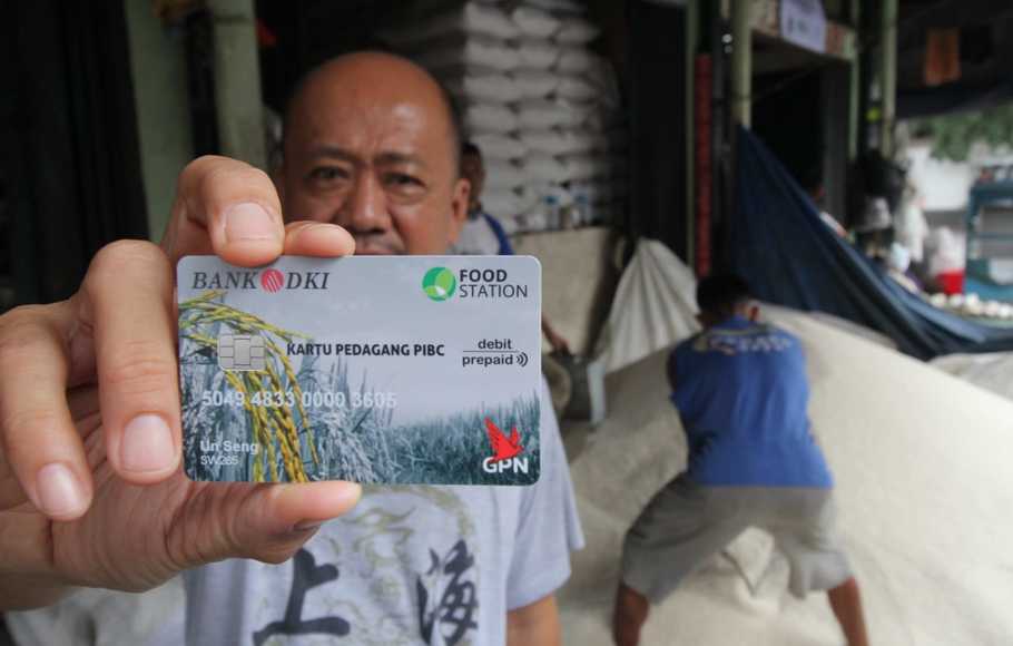 Pedagang menunjukkan Kartu Pedagang untuk para pedagang Pasar Induk Beras Cipinang (PIBC) yang diluncurkan oleh Bank DKI. ( Foto: Bank DKI )
