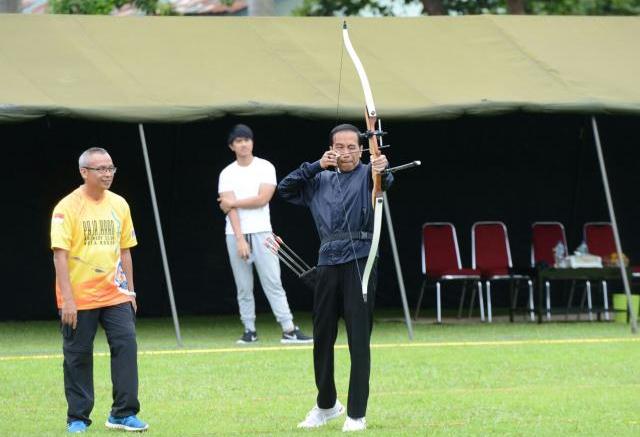 Jokowi belajar panah