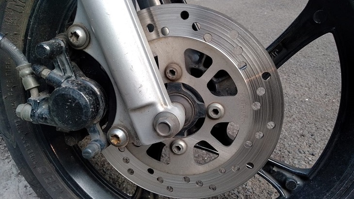Mudah, Begini Cara Mengecek Rem Sepeda Motor