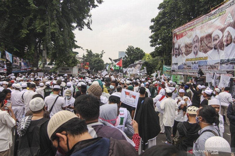 Kerumunan massa menunggu kedatangan Rizieq Shihab di Markas Besar FPI, Petamburan, Jakarta Pusat, Selasa (10/11/2020). ANTARA FOTO/Asprilla Dwi Adha/aww.