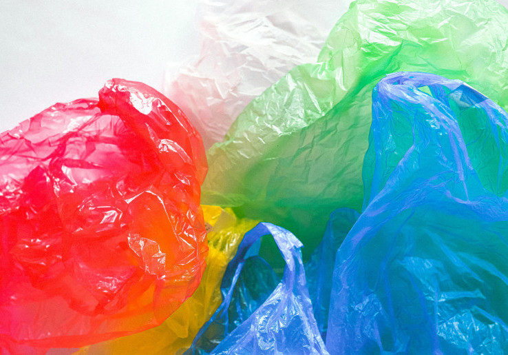 Harga Plastik Meroket 80 Persen, Ketua DPR RI Desak UMKM Balik ke Daun Pisang