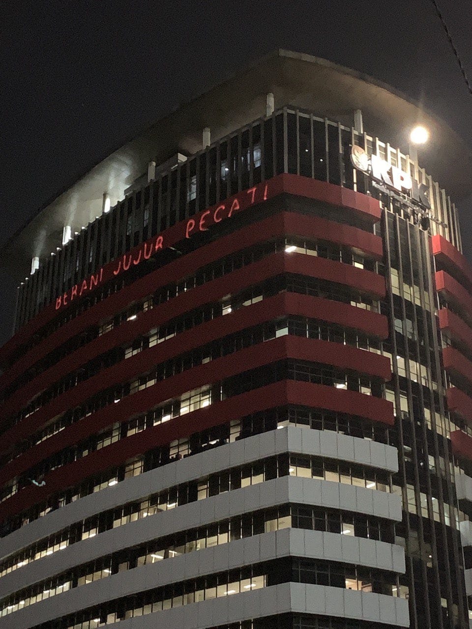 Tembakan Laser ke Gedung KPK. (Foto: Greenpeace)
