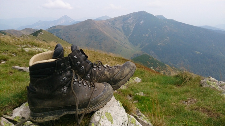 Alas kaki harus standar ketika naik gunung. (Foto: Pixabay/janka00simka0)