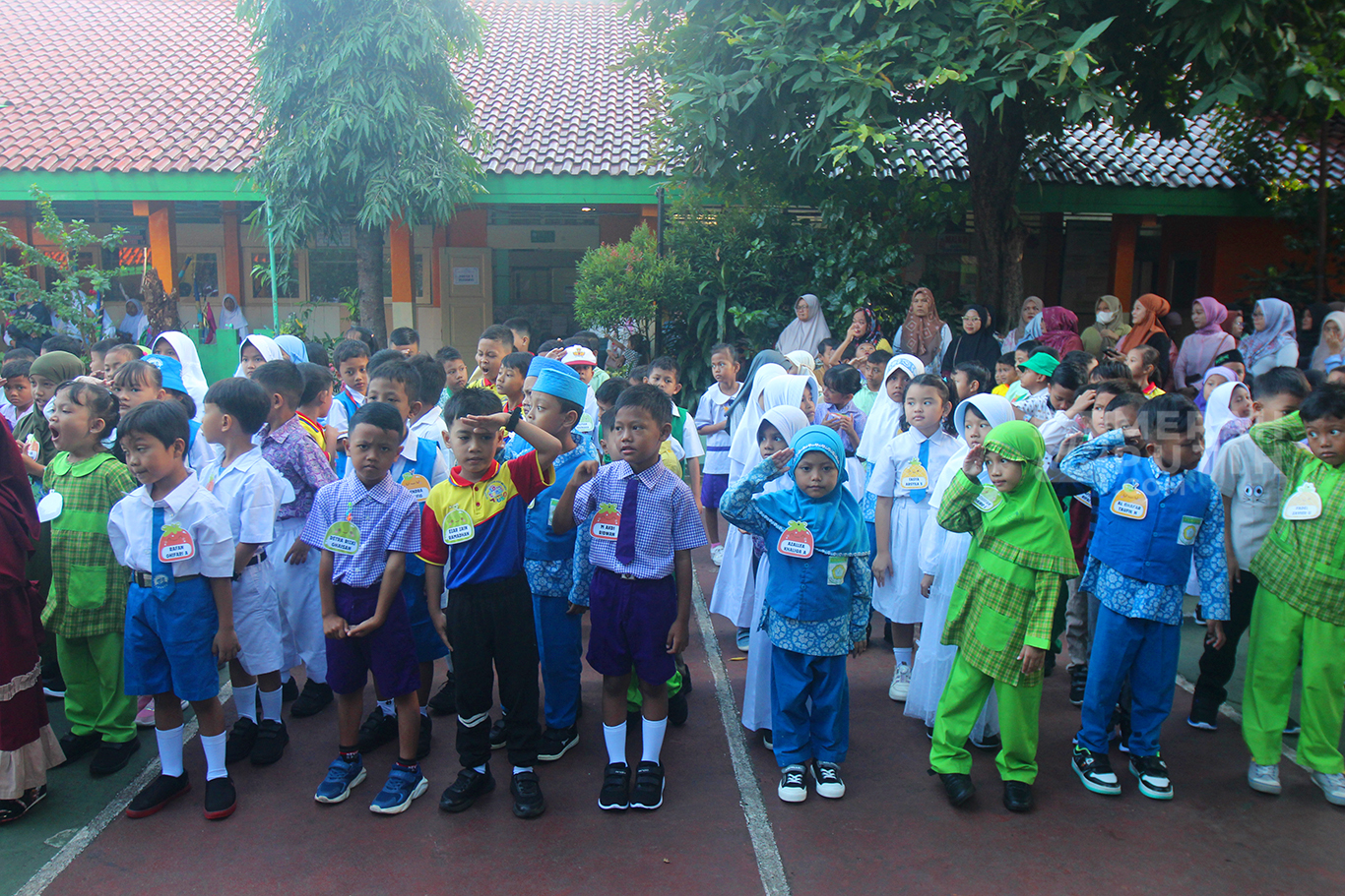 Semangat Upacara Bendera Hari Pertama Sekolah Siswa Baru SDN 01 Grogol Selatan Jakarta