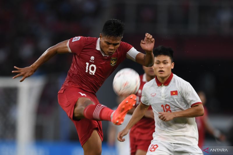 Pesepak bola Timnas Indonesia Fachruddin Wahyudi (kiri) berebut bola dengan pesepak bola Timnas Vietnam Pham Tuan Hai (kanan) dalam pertandingan leg 1 babak semifinal Piala AFF 2022 di Stadion Utama Gelora Bung Karno (SUGBK), Jakarta, Jumat (6/1/2023). b ANTARA FOTO/Akbar Nugroho Gumay