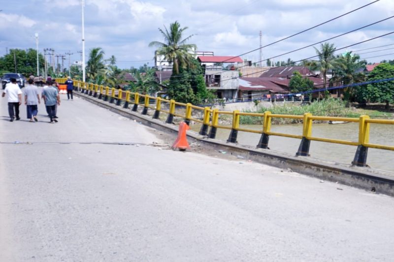 Struktur Miring, Jembatan Sungai Rokan Riau Ditutup Total Selama 5 Pekan