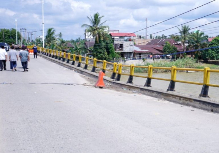 Struktur Miring, Jembatan Sungai Rokan Riau Ditutup Total Selama 5 Pekan