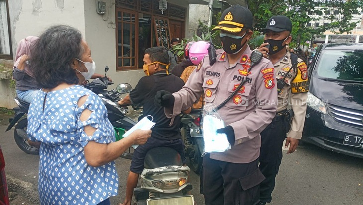 Tekan Penyebaran COVID-19, Ratusan Masker Dibagikan di Kawasan Menteng