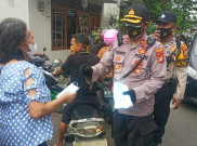 Tekan Penyebaran COVID-19, Ratusan Masker Dibagikan di Kawasan Menteng