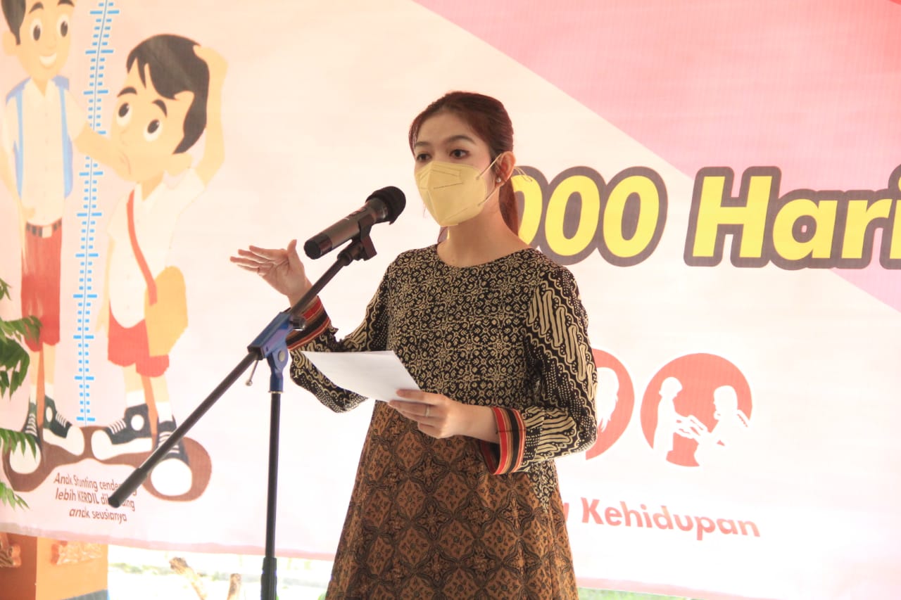 Ketua Tim Penggerak PKK Solo Solo, Selvi Ananda memberikan sosilisasi pada ibu untuk menekan angka kasus stunting, Jumat (12/3). (MP/Ismail)