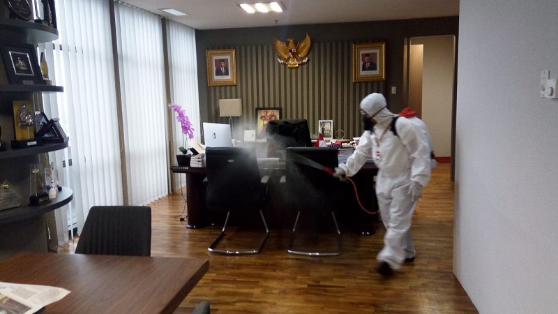Pegawai Positif COVID-19, Markas KPK Disemprot Disinfektan