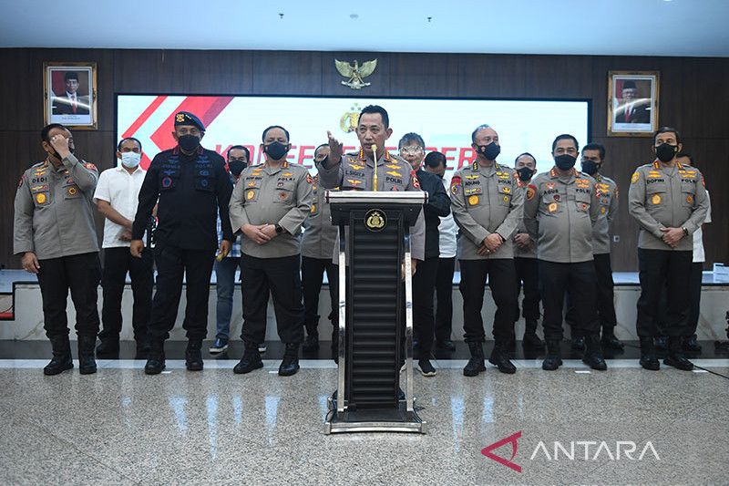 Kapolri Jenderal Pol Listyo Sigit Prabowo (tengah). (Foto: Antara)