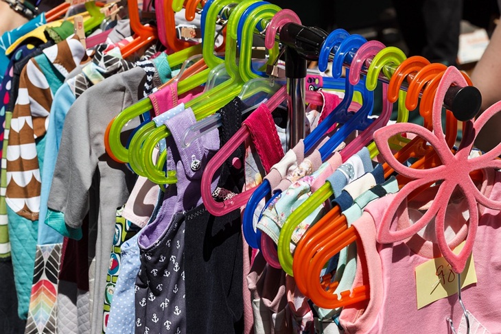 Baju anak-anak sangat coco buat oleh-oleh ponakan. (Foto: Pixabay/meineresterampe)