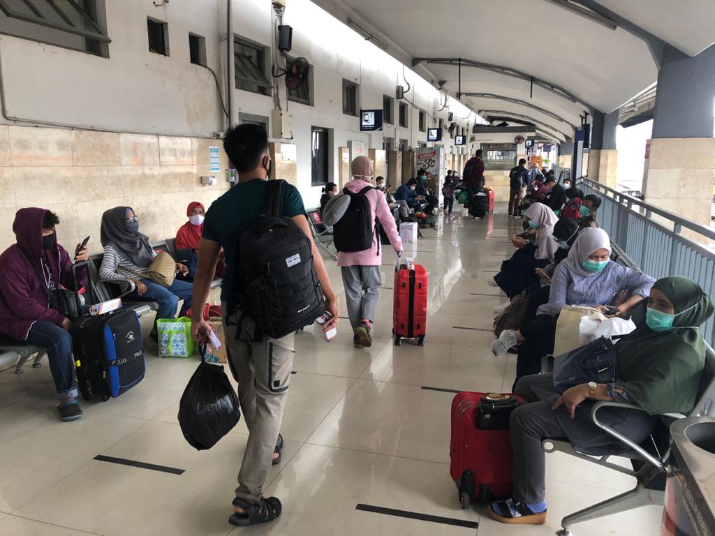 Naik Kereta dari Surabaya ke Malang dan Banyuwangi Bawa Surat Negatif COVID-19