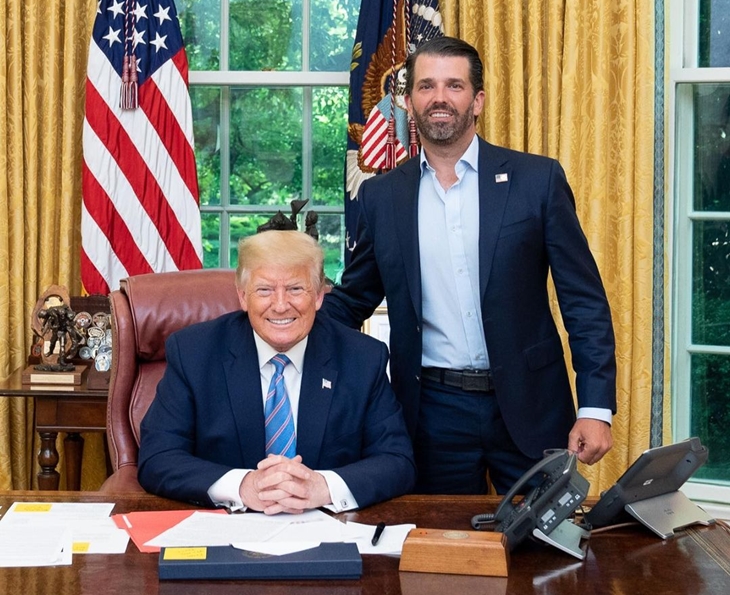 Presiden AS Donald Trump dengan putranya Donald Trump Jr. (Foto: MP/Instagram donaldjtrumpjr)