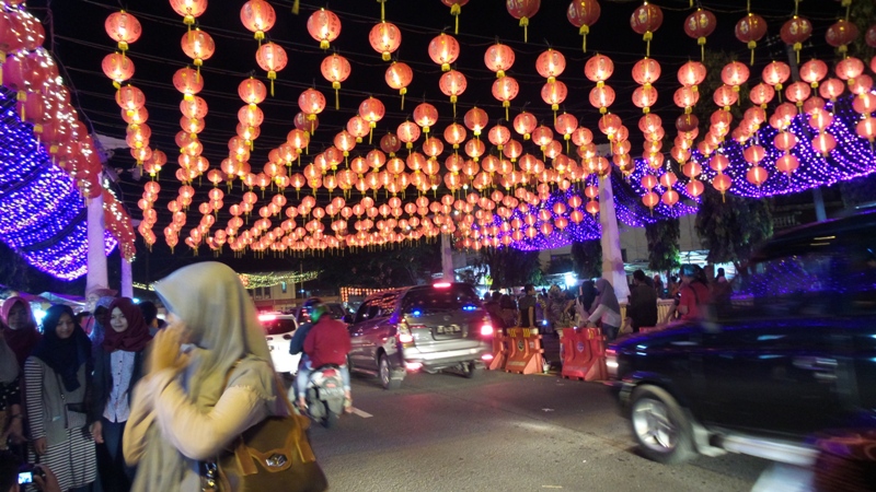 Suasana lampion di kawasan Pasar Gede, di waktu malam (MP/Win)