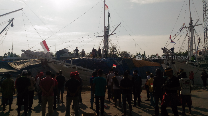 Natural, Puluhan ABK Kapal Kayu Upacara Bendera di Atas Pinisi