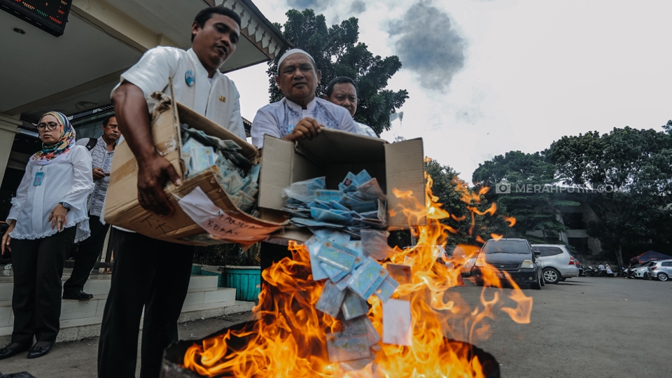 Disdukcapil Tangsel Bakar 10.000 KTP