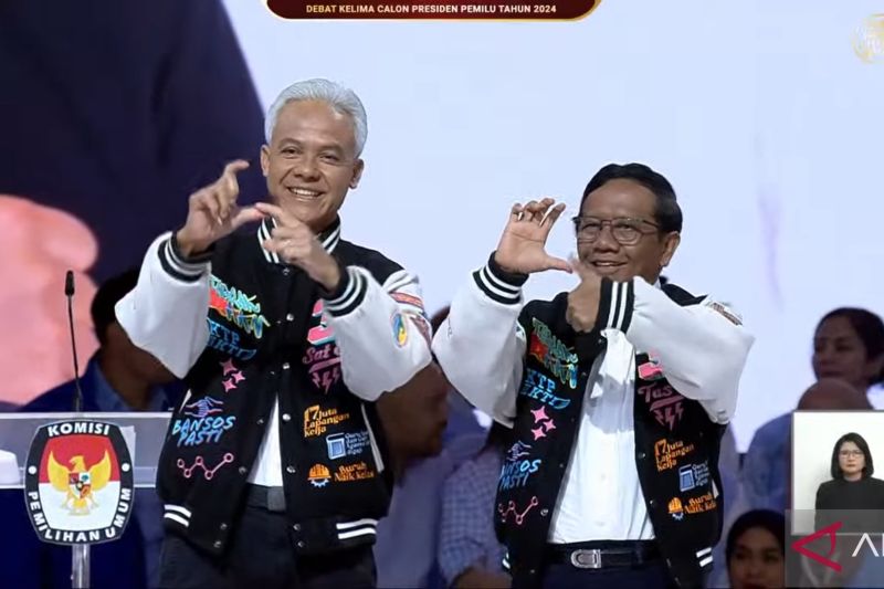 Ganjar-Mahfud Pakai Jaket Varsity di Debat Capres Terakhir, ini Maknanya