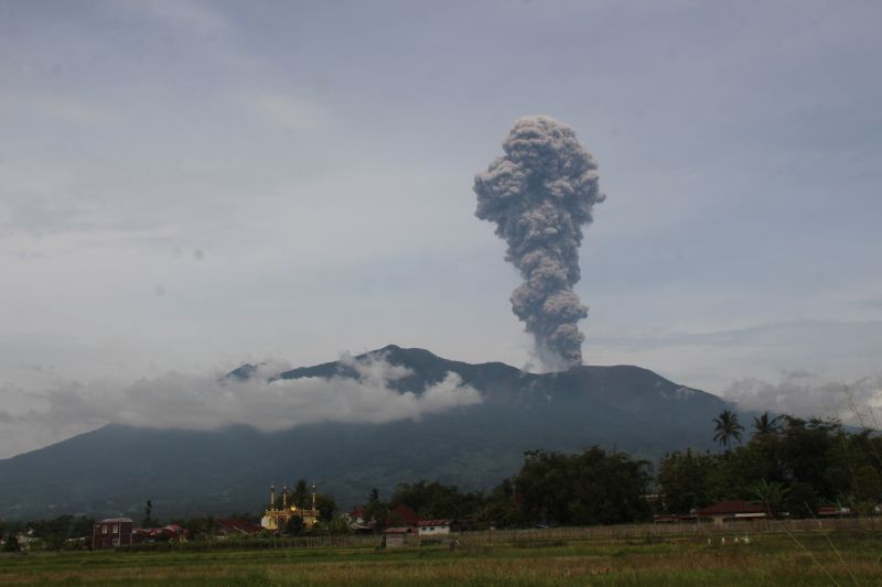 Marapi Erupsi Lagi Lontarkan Abu Tebal Vulkanis 1.200 Meter ke Arah Utara