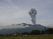 Marapi Erupsi Lagi Lontarkan Abu Tebal Vulkanis 1.200 Meter ke Arah Utara