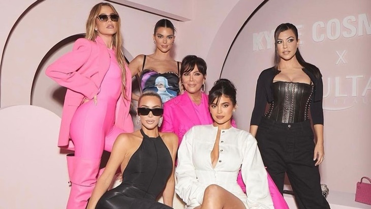 Kendal Jenner Kembalikan Tren Eyeshadow Biru