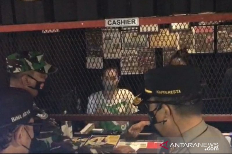 Tim Satgas Penanganan COVID-19 yang melakukan patroli pengawasan protokol kesehatan memberikan peringatan kepada pengelola kafe dan restoran, pada patroli di Kota Bogor, Kamis (17/6/2021) malam. (ANTARA/HO/Pemkot Bogor)
